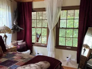 Woodland Creekside Cabin/HotTub/WiFi/Gameroom