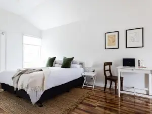 King Bed Studio in the Heart of Richmond