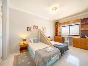 GuestReady - Vibrant flat with  balcony