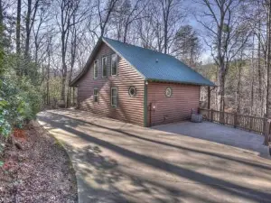 Luxury Cabin Sleeps 8 with Creekside Fire Pit Near Helen GA