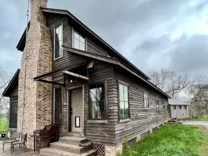 ELLINGER COUNTRY FARMHOUSE