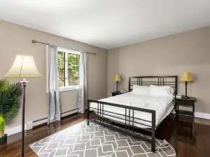 Spacious Garden and Jacuzzi Retreat - Charming Country Haven