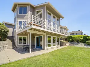Modern Retreat w/ Hot Tub - Steps to Lake Chelan!