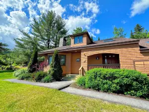 FC44 Renovated 3Bed/3Bath Forest Cottage - AC, Views, Yard, Fast Wifi. Walk to Skiing!