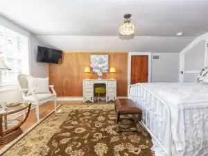 A 1 bedroom 1 futon1 bath upstairs of The HH & downstairs is separate  to rent.
