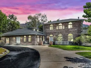 Luxurious Private Estate with Hot Tub. Game Room, Grand Piano- Near Ski Resort