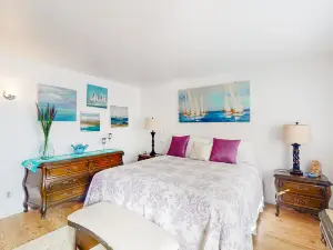 Sunny home near downtown with patio, fireplace, grill, washer/dryer, & Roku