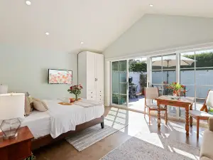 Bright and Cozy Studio Cottage with Enclosed Patio - Charming Retreat