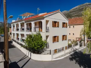 Alexatos Studios & Apartments