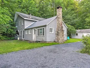 Ludlow Home w/ Hot Tub, Near Okemo Resort!