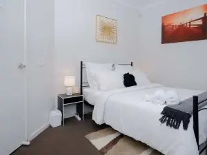 Family And Remote Work Friendly-Only 4 Minutes from The Pacific Werribee