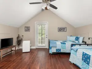 Charming Farmhouse Getaway – Peaceful Country Escape with Modern Comforts!