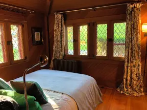 Lake Champlain - Historic Adirondack Lakefront - Sleeps 14