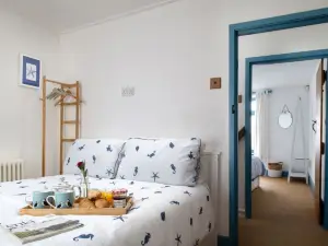 2 Bed cottage in a fantastic sea front setting