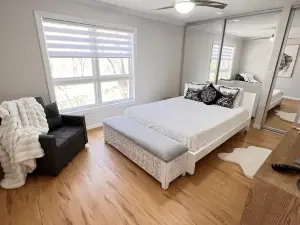 Beautiful River Property Private Cabin, less than 5 minutes from DT New Buffalo!