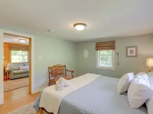 Best Getaway for 2 w/ Own Creek & Hot Tub
