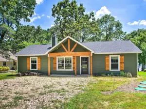 Charming Lake Fork Cottage w/ Screened-in Porch!