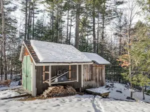 Deck & Fire Pit: Cottage Near Monadnock State Park