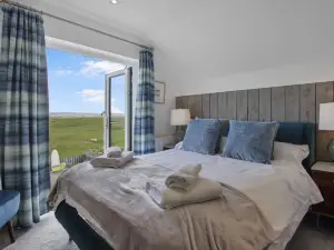 Stylish beachside house with superb coastal views
