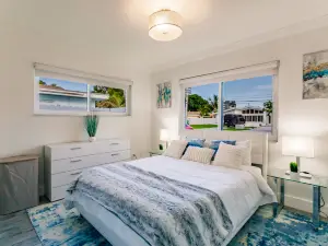 Bnb Hyperion | 5B Home w Pool, 2 Parking & Hot Tub
