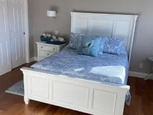 Bright 2-bedroom lake view home