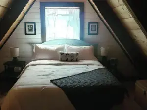 Desert Lake Cottage: Lake fun and desert adventuring