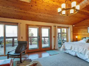 Cozy Schroeder Studio w/ Deck on Lake Superior