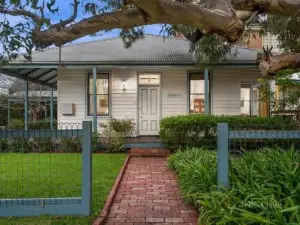 Tyntynder Coastal Beach House with Panoramic Views and Stunning Sunsets