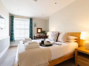 Red Lea Apartments with Pool and Spa