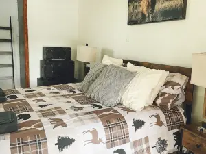 Spacious & Private Cottage | Escape into Nature| Deep River, Algonguin