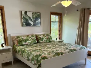 3-Bedroom Waterfront. Cable-WiFi, AC, Hot Tub, Dock. Book for Winter 2026-27 !!