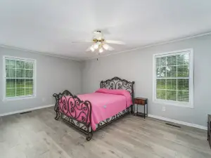 Peaceful almost 4 acres  pond,sunroom, close to shopping restaurant's Douglas,GA