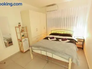 Shlomo's lounge. A beautiful and new apartment 5 minutes drive from the sea