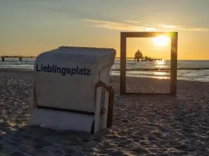 Kranichtanz an der Seebrücke