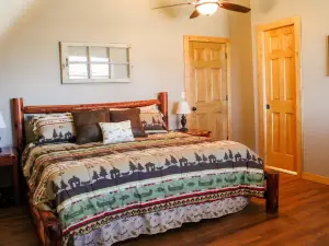 Cozy cabin w/firepit - 3 mi from Glory Hole!