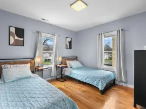 3Br- Sleeps 6- Forestville Bristol- Parking