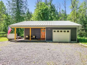 Deck, Hot Tub & Views: Sleek Getaway in Index!