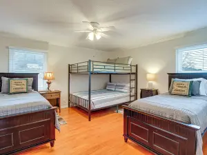 Spacious Fishing Getaway by Lake Guntersville!
