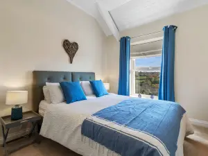 Comfrey Cottage - Lovely Cottage Near the Beach