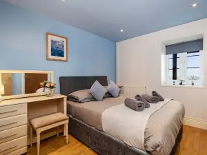 The Chandlery - Panoramic Sea Views, with Parking