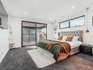 Hobart Luxury Family Home with Spa & Fire Pit, Sleeps 8