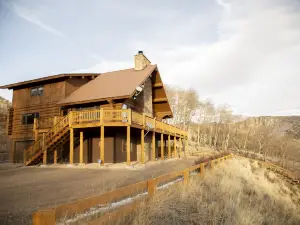 Custom Log Cabin with Scenic Views - Spectacular Mountain Retreat