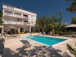Seagull Pool Apartments & Studios
