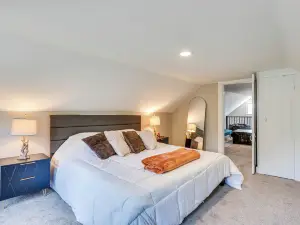 < 1 Mi to Lake: Mtn-view Cabin w/ Porch in Newport