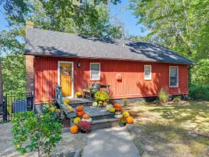 Lakefront Log Cabin Retreat w/ Hot Tub + Kayaks!