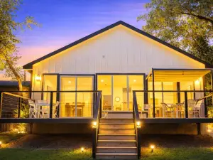 Waterfront Escape and Kayaks - Serene Mountain Lake Retreat