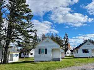 Green Gables Bungalow Court