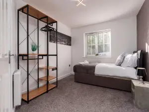 Modern 3 Bedroom Apartment near Chesterfield