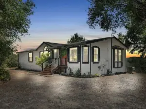 Mountain Family & Pet Home - Hot Tub - Hiking Trail - Valley Back Yard View