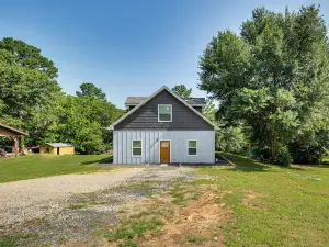 Frankston Vacation Rental Walk to Lake Palestine!